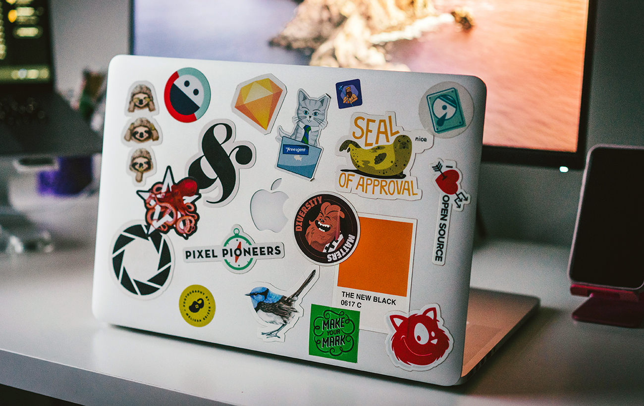 8 методів прибрати наліпку зі скла, щоб не залишилося й сліду